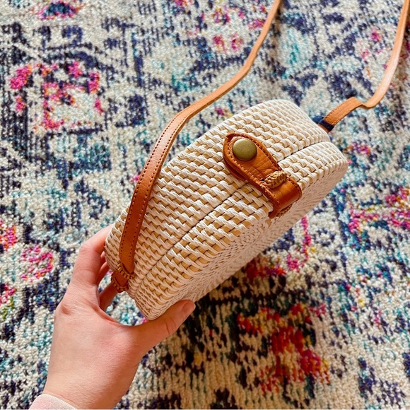 NWOT✨ round straw rattan crossbody bag 🤎 - Picture 3 of 4